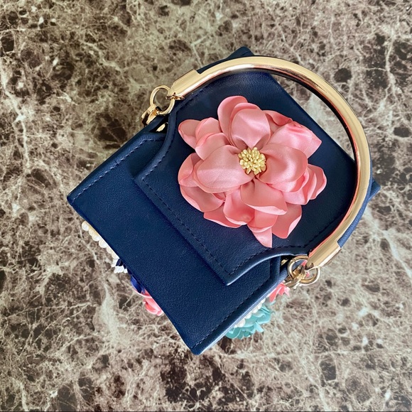 ✨Host Pick✨Pearl & Floral Bag - Picture 8 of 14